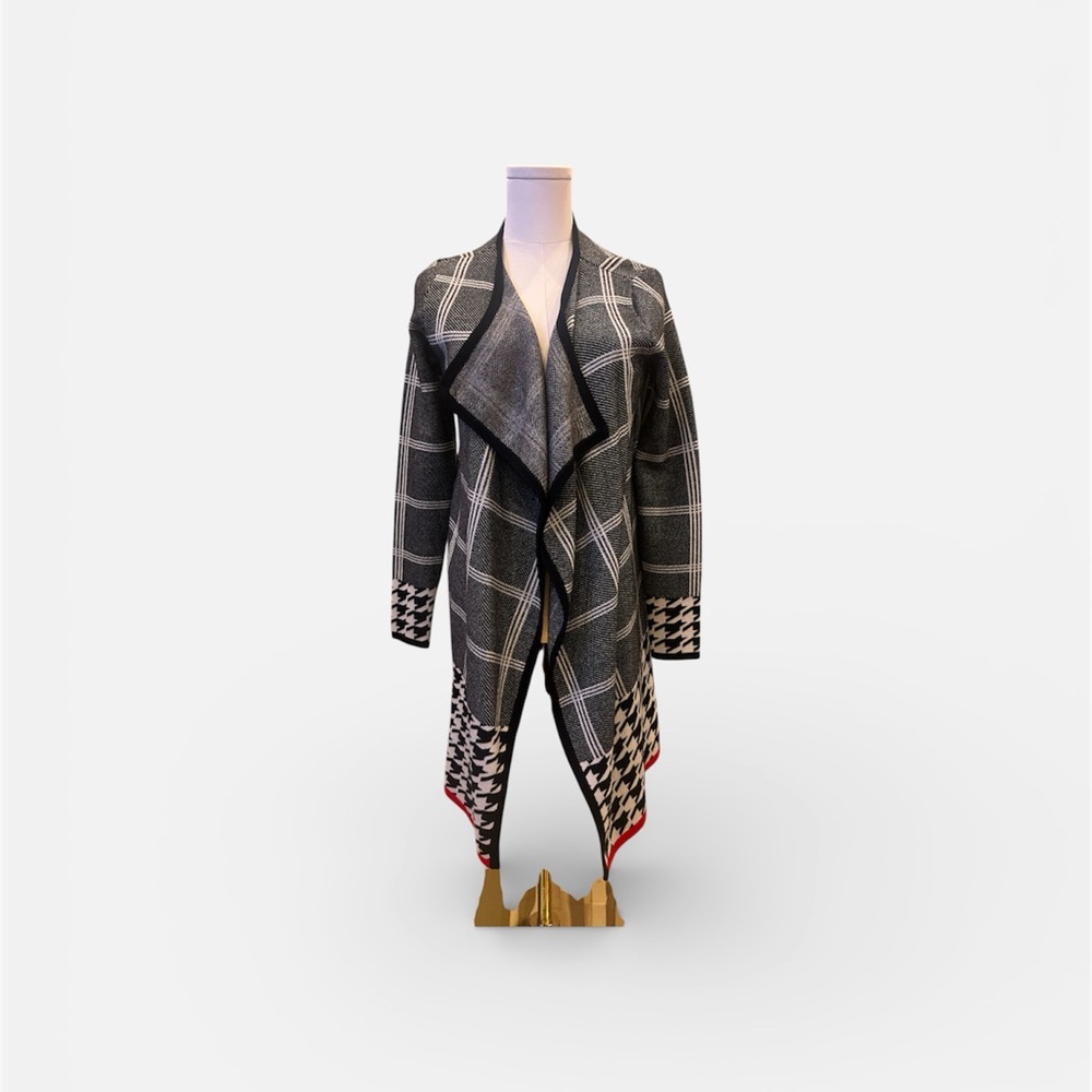 Elegant Venus Black and White Plaid Cardigan